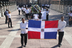 OCABID DEPOSITA OFRENDA FLORAL EN EL ALTAR DE LA PATRIA